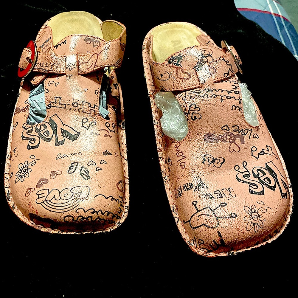 Alegría Sz 11/Eu 42 Pink/Black Graffiti w/ red buckle on side. Cute shoes. LOoK!